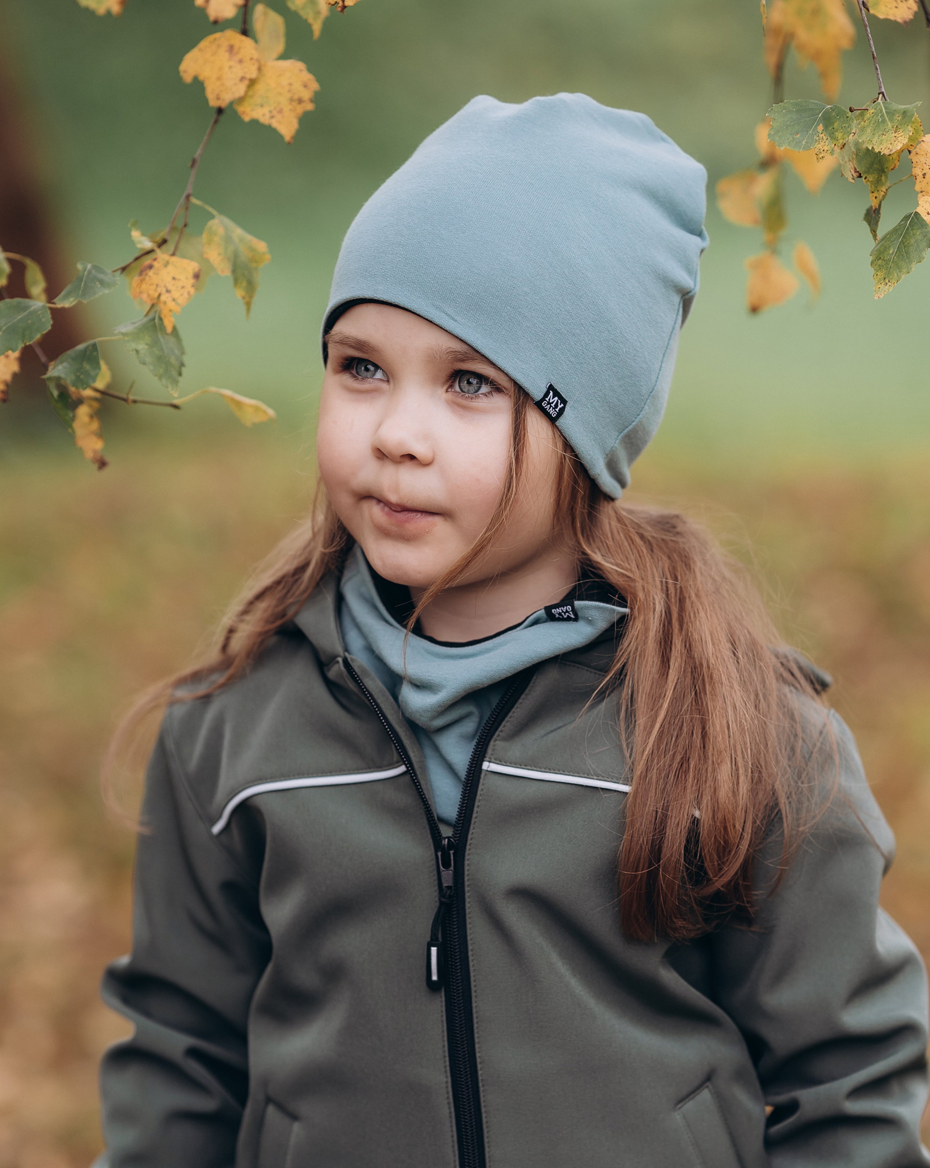 Children's hat with a tunnel scarf
